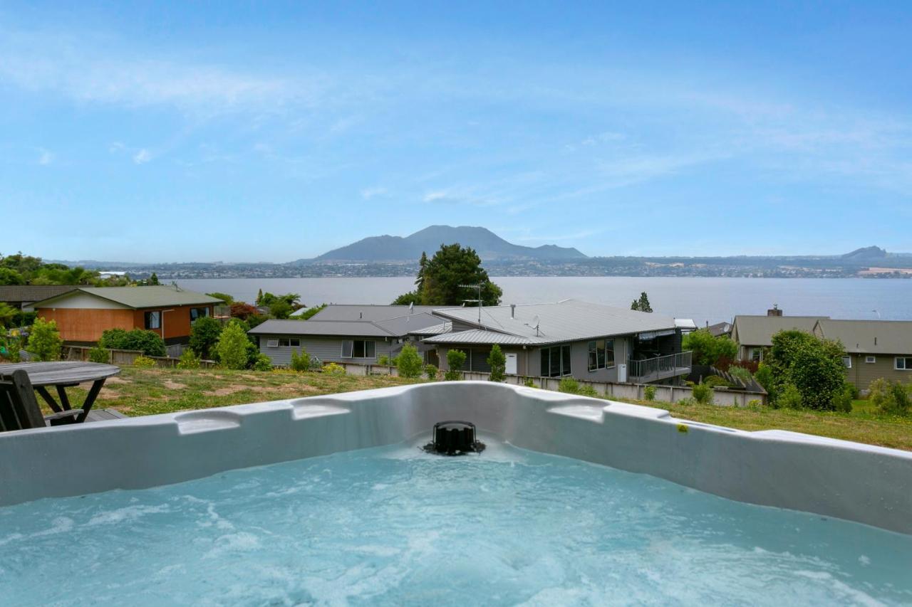 Acacia Bay Bach - Views, Spa & Serenity - Lago Taupo Esterno foto