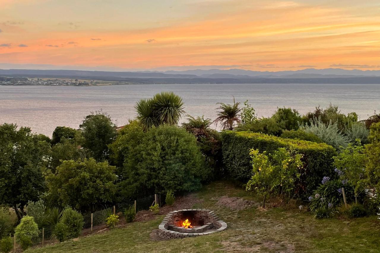 Acacia Bay Bach - Views, Spa & Serenity - Lago Taupo Esterno foto