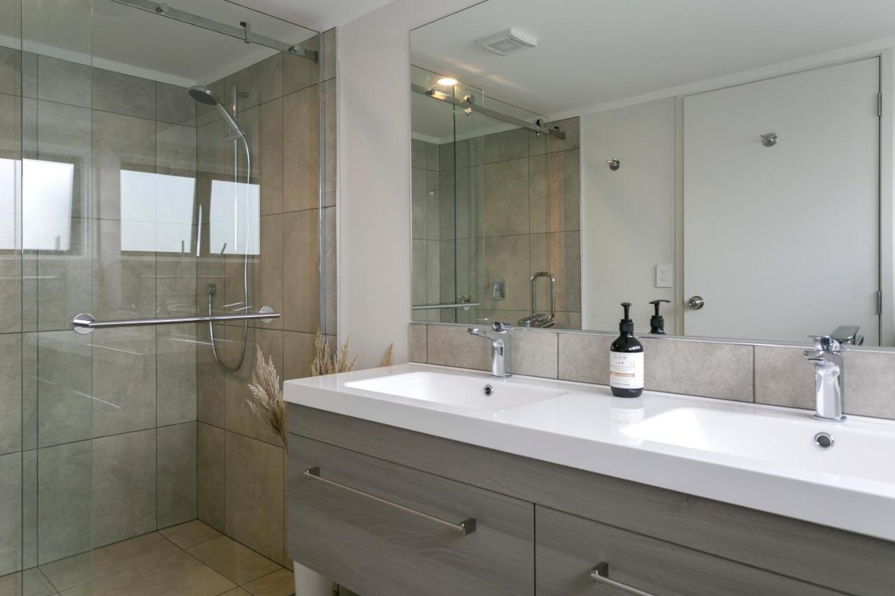 Acacia Bay Bach - Views, Spa & Serenity - Lago Taupo Esterno foto