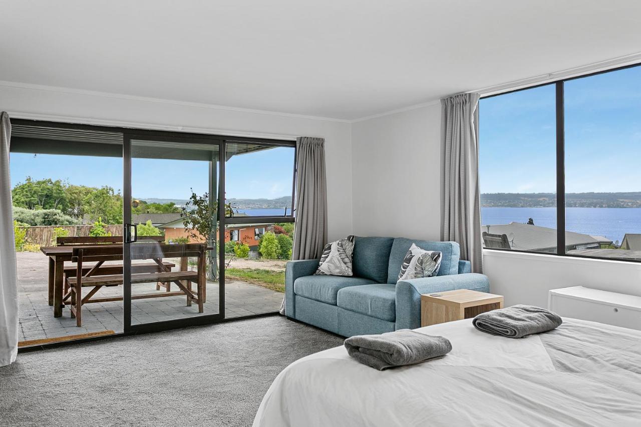 Acacia Bay Bach - Views, Spa & Serenity - Lago Taupo Esterno foto